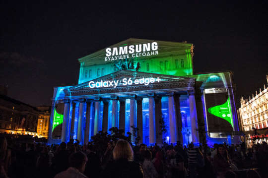 삼성전자는 오는 4일까지 러시아 모스크바에서 열리는 국제 빛 축제에서 갤럭시S6엣지플러스를 주제로 한 영상을 선보였다. 볼쇼이 극장 외벽에서 갤럭시S6엣지플러스를 주제로 한 영상이 상영되고 있다. <삼성전자 제공>